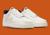 Nike Air Force 1 Low '07 NBA Phantom, sneaker Nike Air Force 1 Low '07 coloris Phantom inspirée de la NBA avec amorti Nike Air et finitions premium vue de profil. 