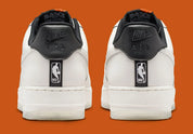 Nike Air Force 1 Low '07 NBA Phantom, sneaker Nike Air Force 1 Low '07 coloris Phantom inspirée de la NBA avec amorti Nike Air et finitions premium vue de profil. 