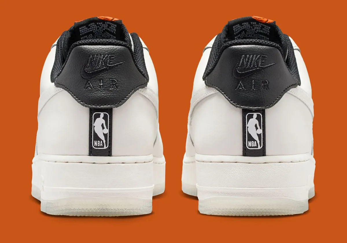 Nike Air Force 1 Low '07 NBA Phantom, sneaker Nike Air Force 1 Low '07 coloris Phantom inspirée de la NBA avec amorti Nike Air et finitions premium vue de profil. 