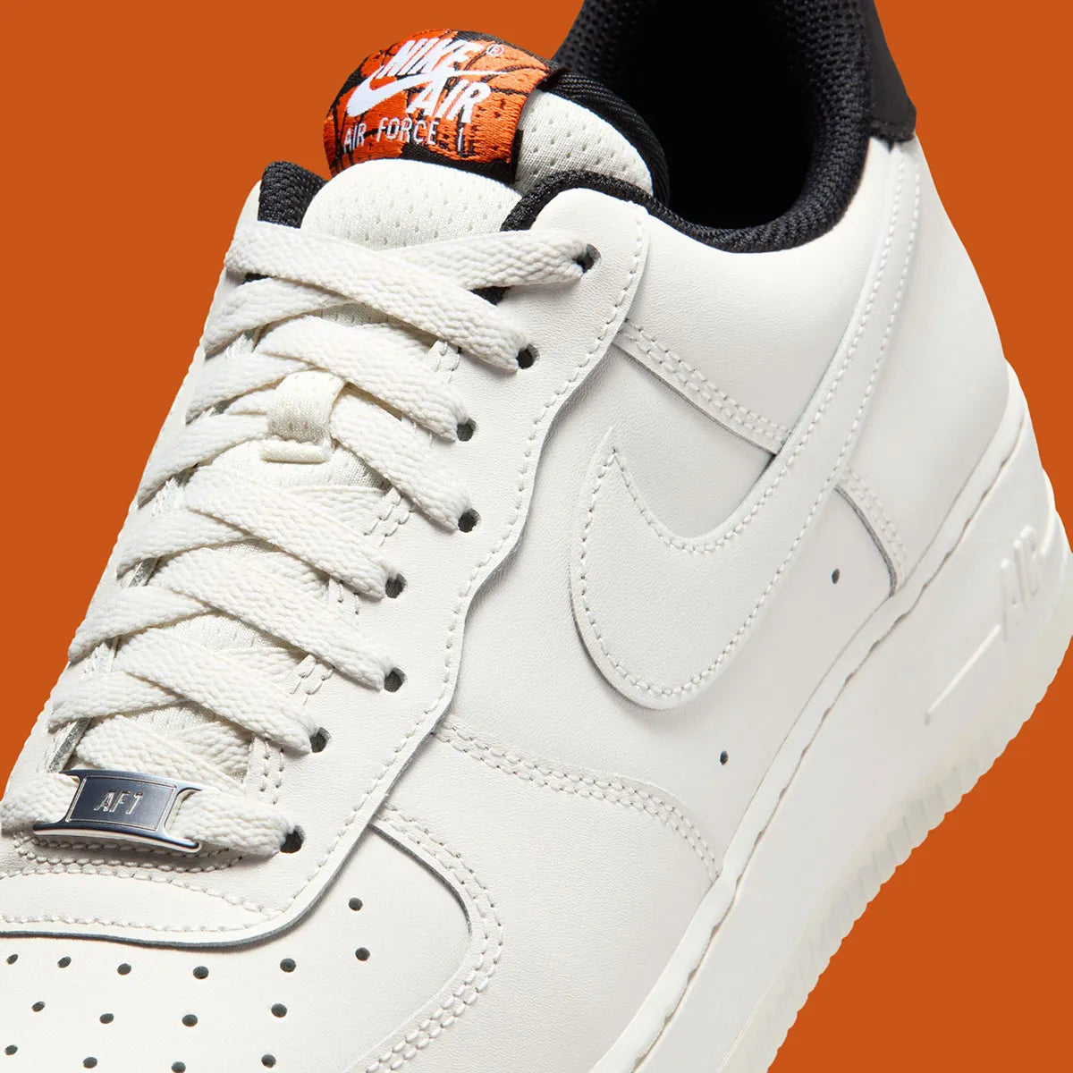 Nike Air Force 1 Low '07 NBA Phantom, sneaker Nike Air Force 1 Low '07 coloris Phantom inspirée de la NBA avec amorti Nike Air et finitions premium vue de profil. 
