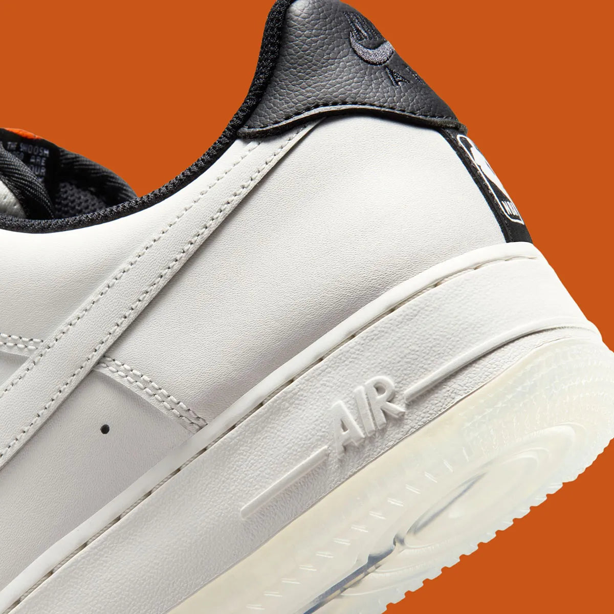 Nike Air Force 1 Low '07 NBA Phantom, sneaker Nike Air Force 1 Low '07 coloris Phantom inspirée de la NBA avec amorti Nike Air et finitions premium vue de profil. 