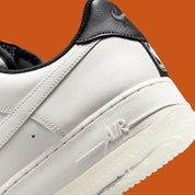 Nike Air Force 1 Low '07 NBA Phantom, sneaker Nike Air Force 1 Low '07 coloris Phantom inspirée de la NBA avec amorti Nike Air et finitions premium vue de profil. 