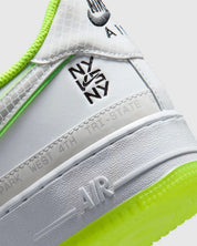 Nike Air Force 1 Low '07 NY vs. NY 2026 avec tige en cuir blanc premium, détails graphiques inspirés du tournoi NY vs. NY, unité Nike Air encapsulée et semelle extérieure en caoutchouc.