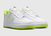 Nike Air Force 1 Low '07 NY vs. NY 2026 avec tige en cuir blanc premium, détails graphiques inspirés du tournoi NY vs. NY, unité Nike Air encapsulée et semelle extérieure en caoutchouc.