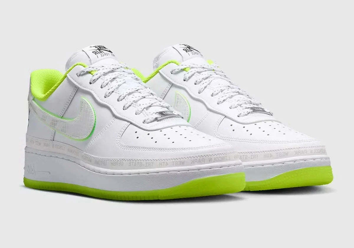 Nike Air Force 1 Low '07 NY vs. NY 2026 avec tige en cuir blanc premium, détails graphiques inspirés du tournoi NY vs. NY, unité Nike Air encapsulée et semelle extérieure en caoutchouc.