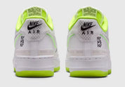 Nike Air Force 1 Low '07 NY vs. NY 2026 avec tige en cuir blanc premium, détails graphiques inspirés du tournoi NY vs. NY, unité Nike Air encapsulée et semelle extérieure en caoutchouc.