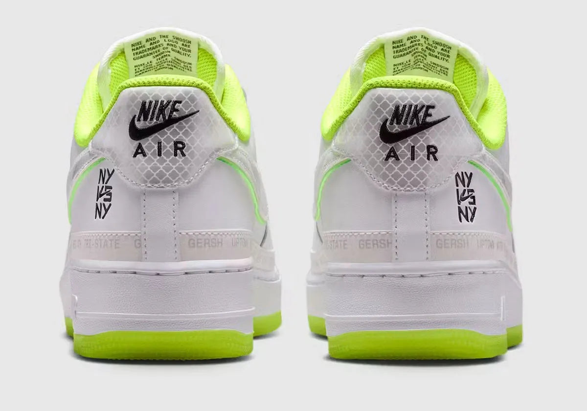 Nike Air Force 1 Low '07 NY vs. NY 2026 avec tige en cuir blanc premium, détails graphiques inspirés du tournoi NY vs. NY, unité Nike Air encapsulée et semelle extérieure en caoutchouc.