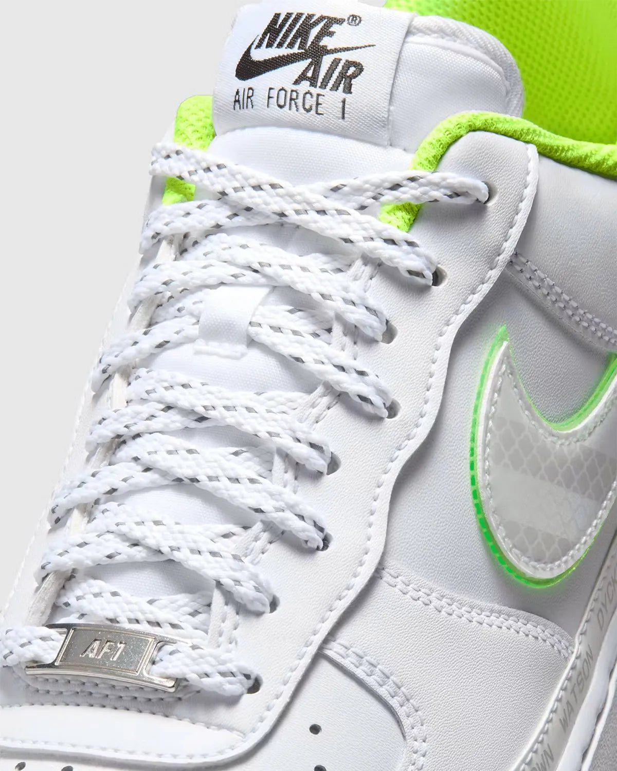 Nike Air Force 1 Low '07 NY vs. NY 2026 avec tige en cuir blanc premium, détails graphiques inspirés du tournoi NY vs. NY, unité Nike Air encapsulée et semelle extérieure en caoutchouc.