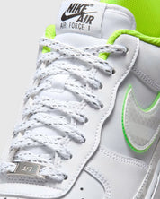 Nike Air Force 1 Low '07 NY vs. NY 2026 avec tige en cuir blanc premium, détails graphiques inspirés du tournoi NY vs. NY, unité Nike Air encapsulée et semelle extérieure en caoutchouc.