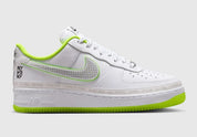 Nike Air Force 1 Low '07 NY vs. NY 2026 avec tige en cuir blanc premium, détails graphiques inspirés du tournoi NY vs. NY, unité Nike Air encapsulée et semelle extérieure en caoutchouc.