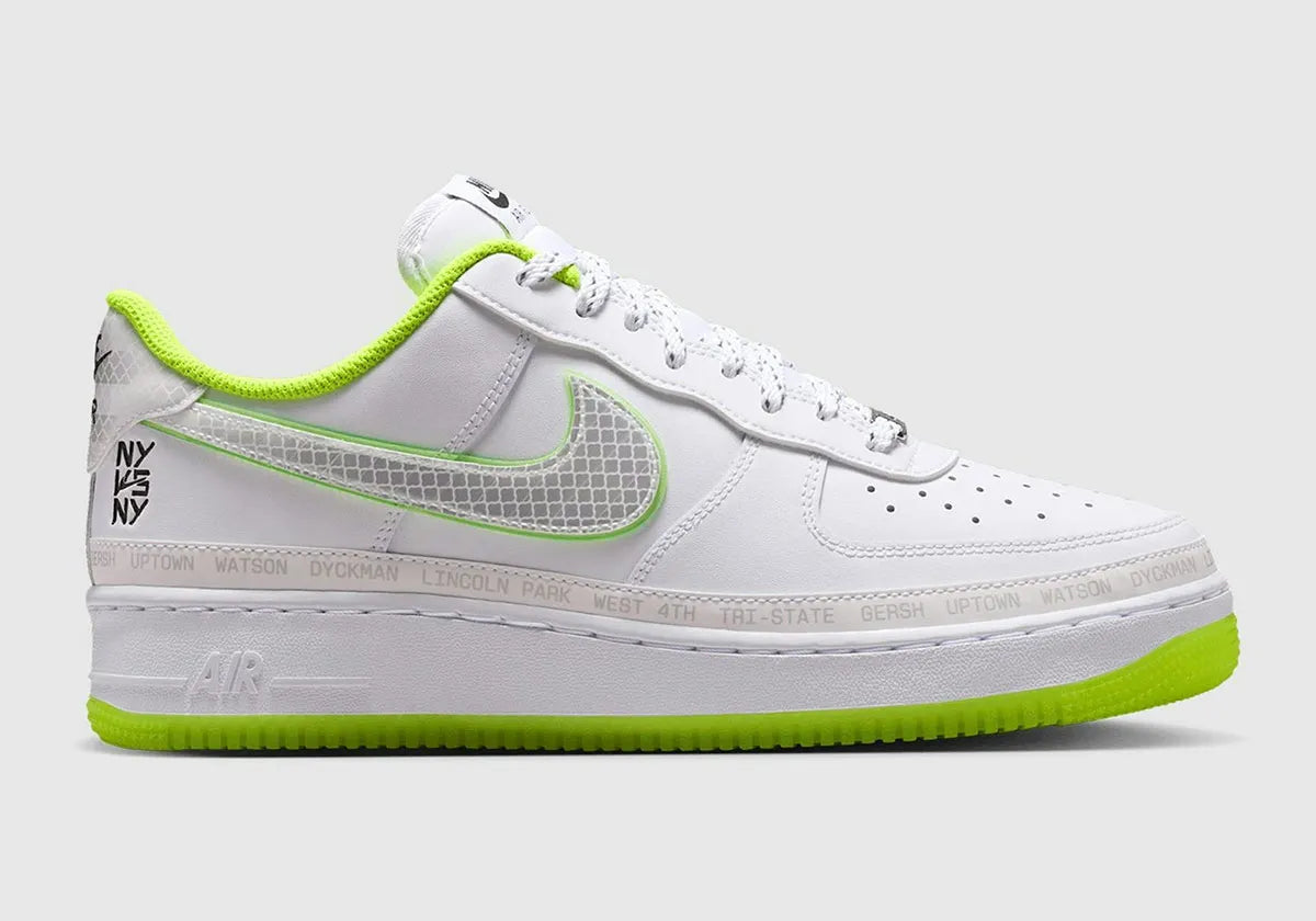 Nike Air Force 1 Low '07 NY vs. NY 2026 avec tige en cuir blanc premium, détails graphiques inspirés du tournoi NY vs. NY, unité Nike Air encapsulée et semelle extérieure en caoutchouc.