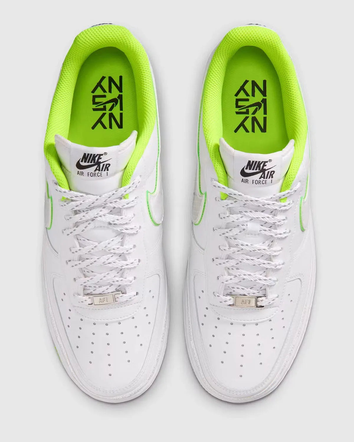 Nike Air Force 1 Low '07 NY vs. NY 2026 avec tige en cuir blanc premium, détails graphiques inspirés du tournoi NY vs. NY, unité Nike Air encapsulée et semelle extérieure en caoutchouc.