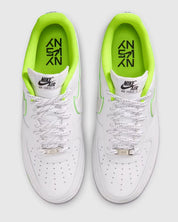 Nike Air Force 1 Low '07 NY vs. NY 2026 avec tige en cuir blanc premium, détails graphiques inspirés du tournoi NY vs. NY, unité Nike Air encapsulée et semelle extérieure en caoutchouc.