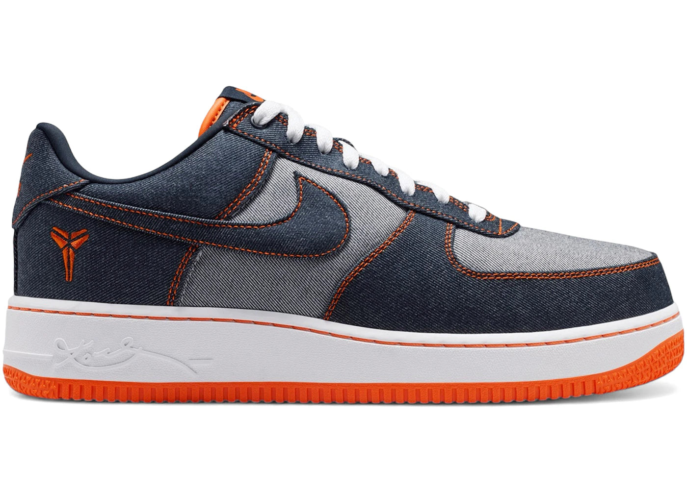 Sneaker Nike Air Force 1 Low Protro Kobe Bryant Denim Obsidian Safety Orange en denim bleu marine et cuir avec semelle Air iconique.