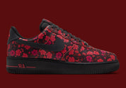 Nike Air Force 1 Low '07 Floral Off Noir Cinnabar, sneaker Nike Air Force 1 basse Off Noir avec détails floraux Cinnabar et Swoosh latéral.