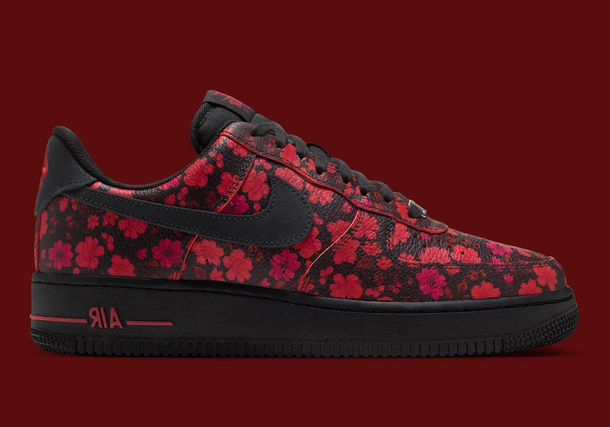Nike Air Force 1 Low '07 Floral Off Noir Cinnabar, sneaker Nike Air Force 1 basse Off Noir avec détails floraux Cinnabar et Swoosh latéral.