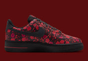 Nike Air Force 1 Low '07 Floral Off Noir Cinnabar, sneaker Nike Air Force 1 basse Off Noir avec détails floraux Cinnabar et Swoosh latéral.