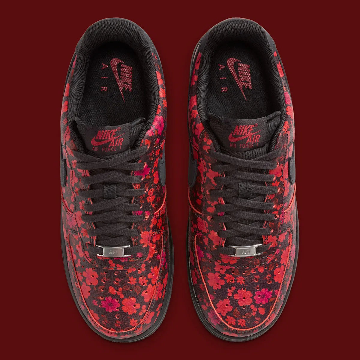 Nike Air Force 1 Low '07 Floral Off Noir Cinnabar, sneaker Nike Air Force 1 basse Off Noir avec détails floraux Cinnabar et Swoosh latéral.