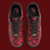 Nike Air Force 1 Low '07 Floral Off Noir Cinnabar, sneaker Nike Air Force 1 basse Off Noir avec détails floraux Cinnabar et Swoosh latéral.