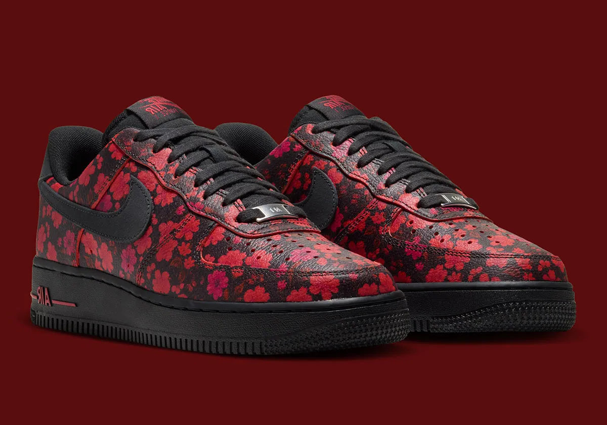 Nike Air Force 1 Low '07 Floral Off Noir Cinnabar, sneaker Nike Air Force 1 basse Off Noir avec détails floraux Cinnabar et Swoosh latéral.