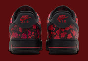 Nike Air Force 1 Low '07 Floral Off Noir Cinnabar, sneaker Nike Air Force 1 basse Off Noir avec détails floraux Cinnabar et Swoosh latéral.