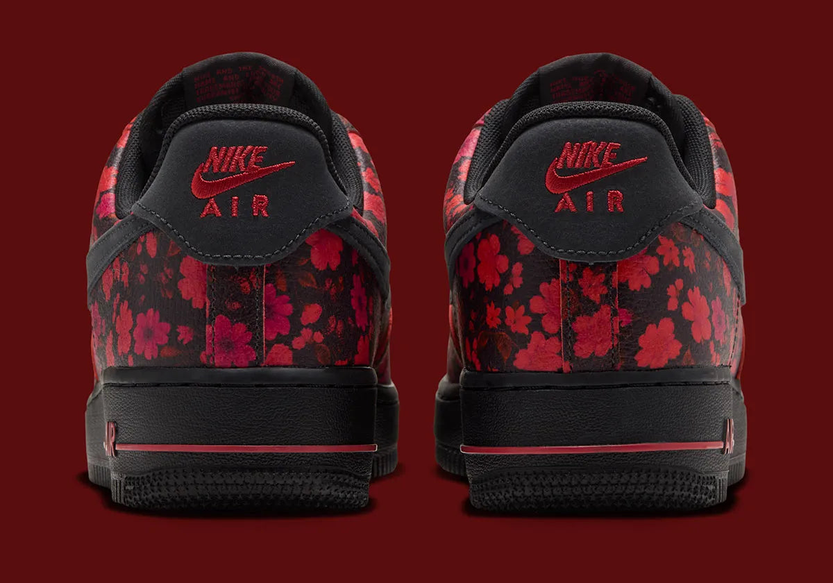 Nike Air Force 1 Low '07 Floral Off Noir Cinnabar, sneaker Nike Air Force 1 basse Off Noir avec détails floraux Cinnabar et Swoosh latéral.
