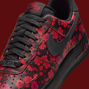 Nike Air Force 1 Low '07 Floral Off Noir Cinnabar, sneaker Nike Air Force 1 basse Off Noir avec détails floraux Cinnabar et Swoosh latéral.