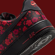 Nike Air Force 1 Low '07 Floral Off Noir Cinnabar, sneaker Nike Air Force 1 basse Off Noir avec détails floraux Cinnabar et Swoosh latéral.