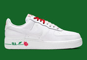 Nike Air Force 1 Low blanche et rose en cuir premium avec semelle Nike Air et détails floraux raffinés. vue de profil
