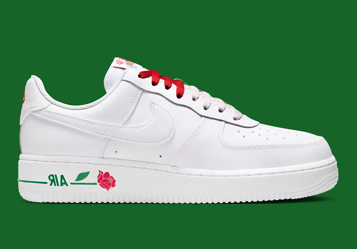 Nike Air Force 1 Low blanche et rose en cuir premium avec semelle Nike Air et détails floraux raffinés. vue de profil