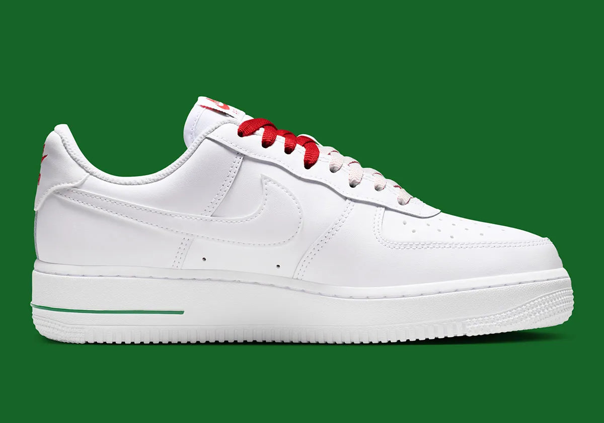Nike Air Force 1 Low blanche et rose en cuir premium avec semelle Nike Air et détails floraux raffinés. vue de profil intérieur