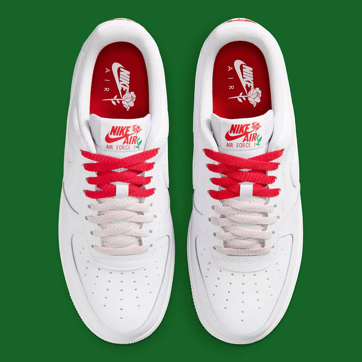 Nike Air Force 1 Low blanche et rose en cuir premium avec semelle Nike Air et détails floraux raffinés. vue de dessus