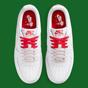 Nike Air Force 1 Low blanche et rose en cuir premium avec semelle Nike Air et détails floraux raffinés. vue de dessus