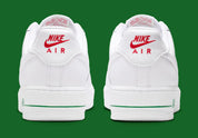 Nike Air Force 1 Low blanche et rose en cuir premium avec semelle Nike Air et détails floraux raffinés. vue de derrière