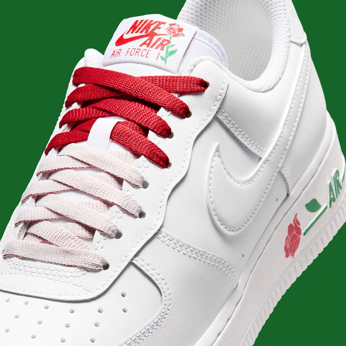 Nike Air Force 1 Low blanche et rose en cuir premium avec semelle Nike Air et détails floraux raffinés. zoom avant de la chaussure