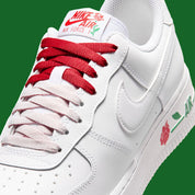 Nike Air Force 1 Low blanche et rose en cuir premium avec semelle Nike Air et détails floraux raffinés. zoom avant de la chaussure