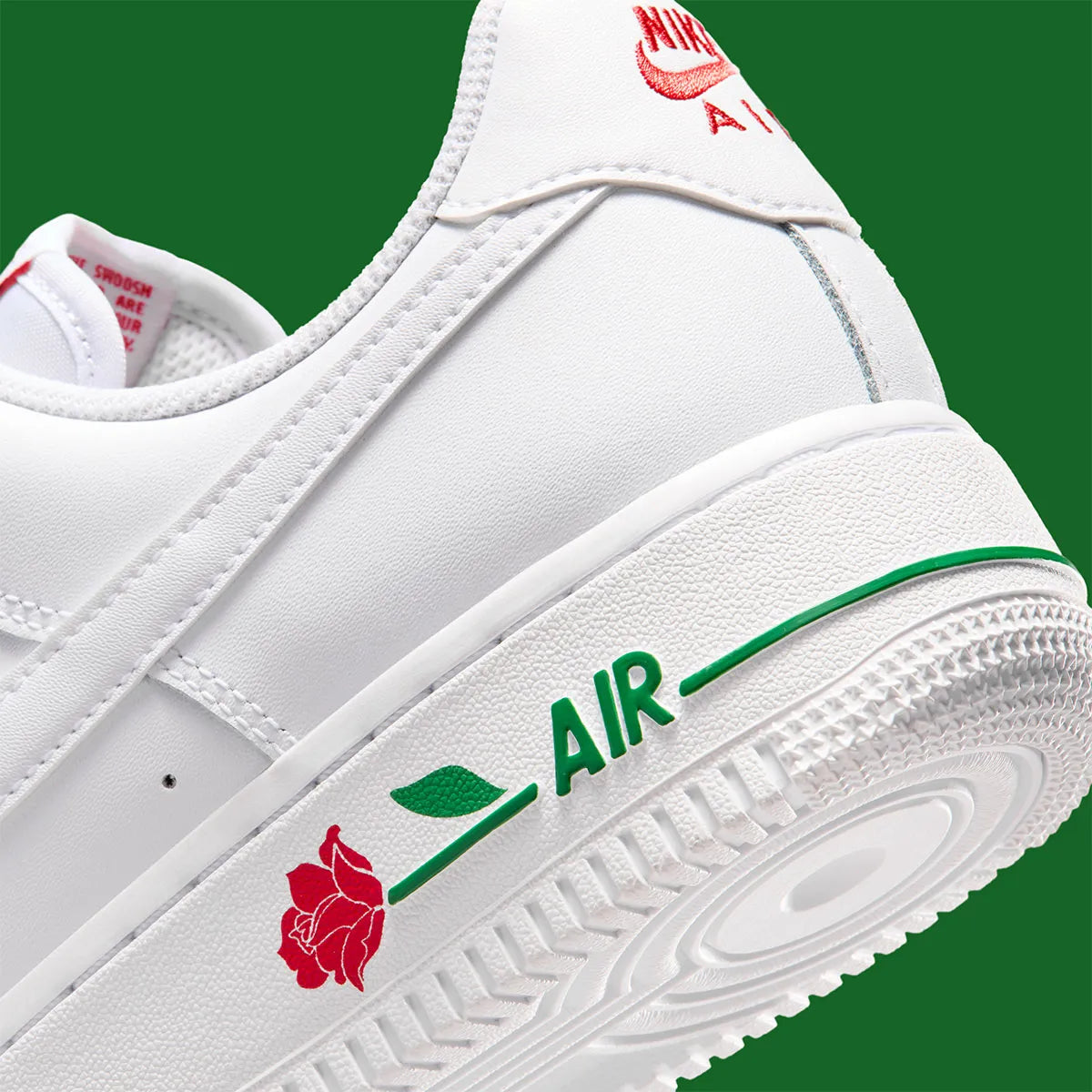 Nike Air Force 1 Low blanche et rose en cuir premium avec semelle Nike Air et détails floraux raffinés. zoom arrière de la chaussure