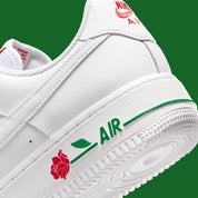 Nike Air Force 1 Low blanche et rose en cuir premium avec semelle Nike Air et détails floraux raffinés. zoom arrière de la chaussure