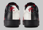 Nike Air Force 1 Low Scarface 313641-101, sneaker Nike Air Force 1 noire et blanche avec color blocking contrasté et détails Varsity Red.