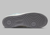 Nike Air Force 1 Low Snowflake DQ0790-001, sneaker Nike Air Force 1 grise en suède avec Swoosh bleu clair et motifs flocons de neige embossés.