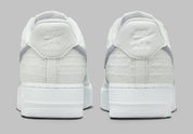 Air Force 1 Low Since 1982, sneaker Nike en cuir Summit White avec Swoosh argenté Metallic Silver et inscriptions Since 1982 en relief vue de profil. 