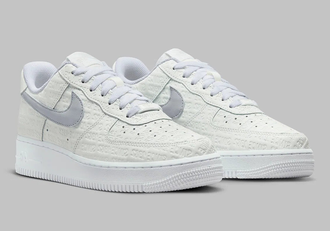 Air Force 1 Low Since 1982, sneaker Nike en cuir Summit White avec Swoosh argenté Metallic Silver et inscriptions Since 1982 en relief vue de profil. 