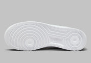Air Force 1 Low Since 1982, sneaker Nike en cuir Summit White avec Swoosh argenté Metallic Silver et inscriptions Since 1982 en relief vue de profil. 