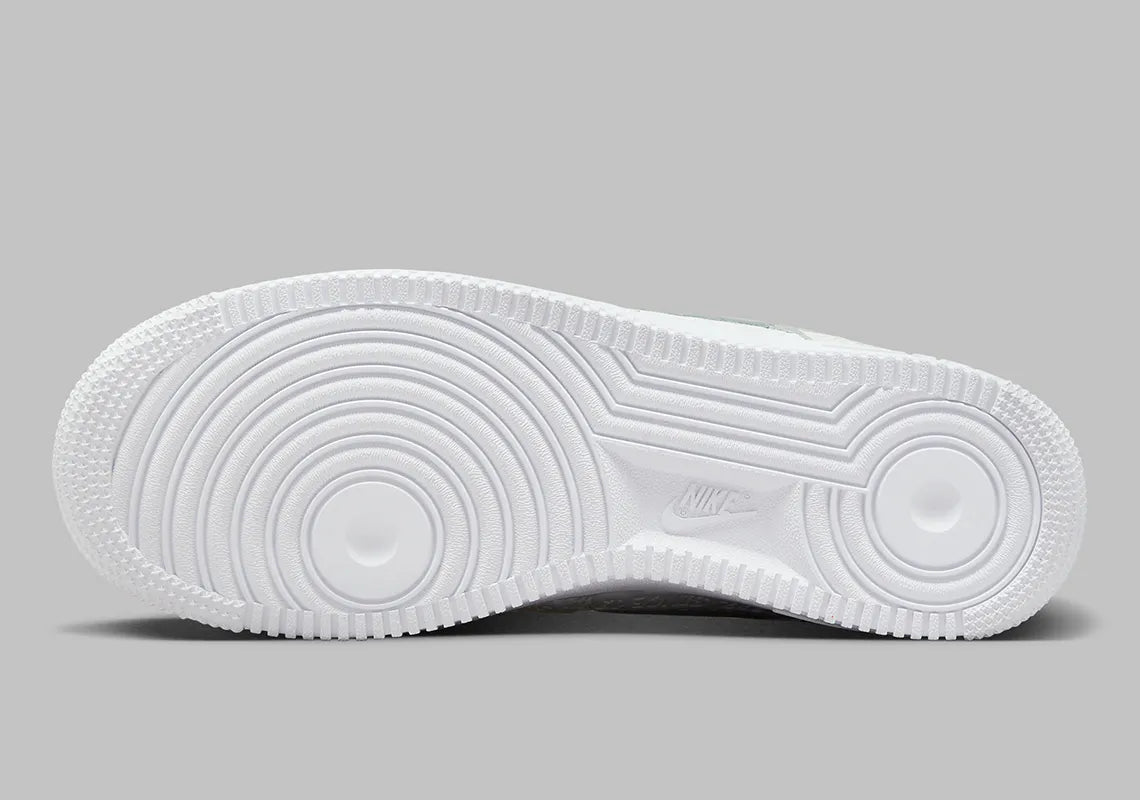 Air Force 1 Low Since 1982, sneaker Nike en cuir Summit White avec Swoosh argenté Metallic Silver et inscriptions Since 1982 en relief vue de profil. 
