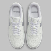 Air Force 1 Low Since 1982, sneaker Nike en cuir Summit White avec Swoosh argenté Metallic Silver et inscriptions Since 1982 en relief vue de profil. 