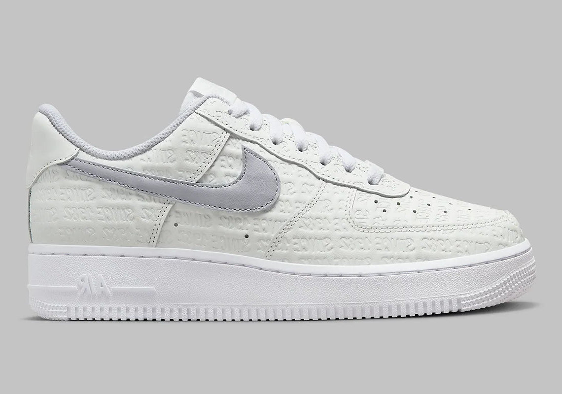 Air Force 1 Low Since 1982, sneaker Nike en cuir Summit White avec Swoosh argenté Metallic Silver et inscriptions Since 1982 en relief vue de profil. 