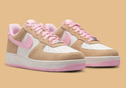 Sneakers Nike Air Force 1 Low 07 LV8 beige Rattan et rose Soft Rose en cuir premium avec amorti Air iconique