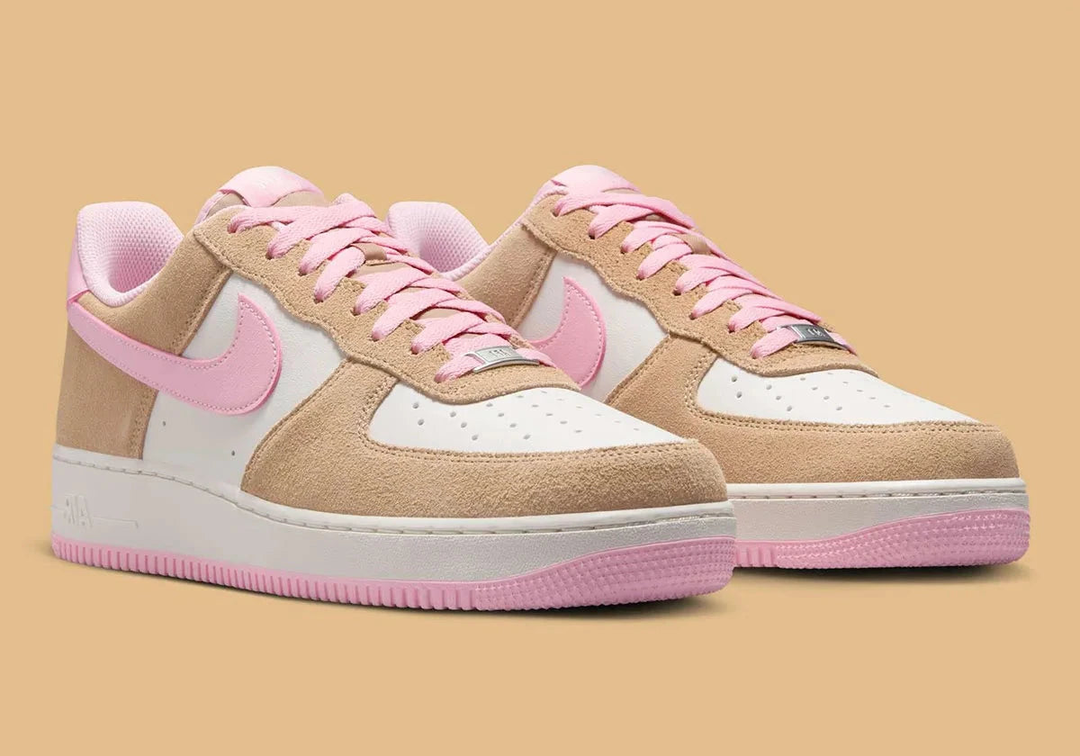 Sneakers Nike Air Force 1 Low 07 LV8 beige Rattan et rose Soft Rose en cuir premium avec amorti Air iconique
