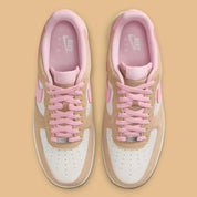 Sneakers Nike Air Force 1 Low 07 LV8 beige Rattan et rose Soft Rose en cuir premium avec amorti Air iconique