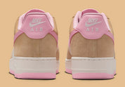 Sneakers Nike Air Force 1 Low 07 LV8 beige Rattan et rose Soft Rose en cuir premium avec amorti Air iconique